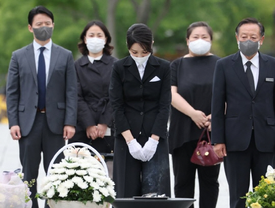 노무현 전 대통령 묘역 참배하는 김건희 여사. 사진=연합뉴스