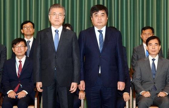 문재인 대통령이 2019년 9월 청와대에서 열린 신임 장관 임명장 수여식에서 한상혁 신임 방송통신위원장(오른쪽)과 기념사진을 찍고 있다. [청와대사진기자단]