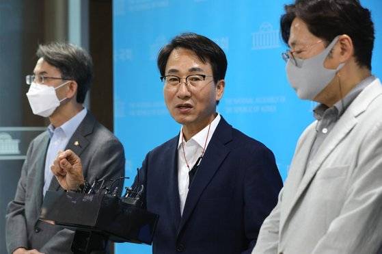 21대 국회 전반기 과학기술정보방송통신위원회 소속 더불어민주당 이원욱 의원이 16일 국회 소통관에서 윤석열 정부와 국민의힘의 한상혁 방송통신위원장 사퇴 종용을 규탄하는 기자회견을 마친 후 취재진의 질문에 답하고 있다. (공동취재)뉴스1