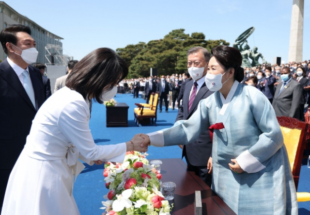 윤석열 대통령 부인 김건희 여사가 10일 서울 여의도 국회에서 열린 제20대 대통령 취임식에서 문재인 전 대통령 부인 김정숙 여사와 인사하고 있다.사진 제공=대통령실