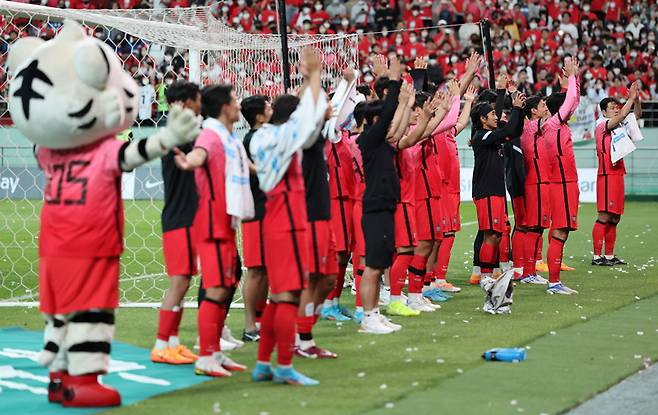 6월14일 서울 마포구 서울월드컵경기장에서 열린 남자 축구 국가대표팀 친선경기 한국 대 이집트 경기에서 4-1로 승리한 대한민국 선수들이 관중들에게 인사하고 있다.ⓒ연합뉴스