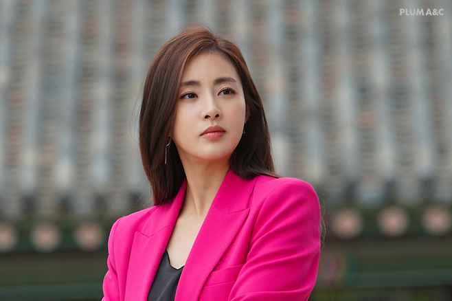 Actor Kang So-ra reveals goddess beauty that became more beautiful after Child BirthPlum A & C, a subsidiary company, released the behind-the-scenes cut of Kang So-ras promotional video shoot through the official post on the 17th.Kang So-ra in the public photo showed off the perfect concept digestion power with a unique aura that goes between charisma and elegance.Kang So-ra, who perfectly digested intense hot pink and apricot suits, focused his attention on perfect suit fit and imposing beauty.In addition, the more colorful goddess visuals, reminiscent of the awards ceremony, emphasized the alluring charm of the Dresora.Kang So-ra, who maintains a healthy charm with his natural physical and thorough self-management, has been impressed by his body that perfectly digests any costume from suit to dress even after Child Birth.According to his agency, Kang So-ra is the back door that finished shooting with a lively smile on the scene without losing a smile for a long time.Kang So-ra married an eight-year-old oriental medicine doctor in 2020 and held her daughter in her arms last April. Wave original Can I Be a Man is being considered as her next film.