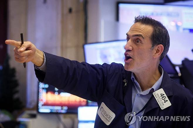 NYSE 입회장에 근무하는 트레이더의 모습