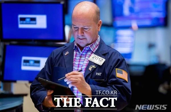 미국 중앙은행격인 연방준비제도(Fed)의 고강고 금리인상에 따른 경기침체 우려 등으로 뉴욕증시의 주요지수가 17일(현지시각) 혼조세로 마감했다. 뉴욕증권거래소 직원이 심각한 표정으로 태블릿에 표시를 하고 있다. /뉴시스