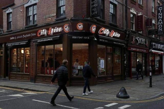 지금의 영국 런던 브릭 레인은 관광지이자 여러 문화가 공존하는 거리가 됐다. 2019년 브릭 레인의 한 인도 음식점 앞을 사람들이 지나가고 있다. 런던=로이터 연합뉴스