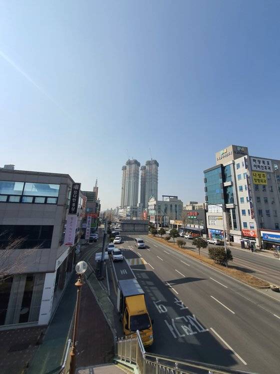 목포시 하당신도시에 위치한 하당지구 중흥S클래스센텀뷰. 멀리서도 한눈에 알아볼 수 있을 정도로 압도적인 높이를 자랑한다. 목포=김원 기자