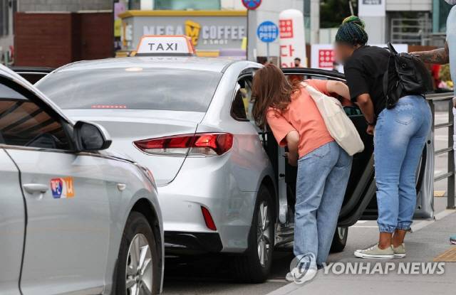 ▲ 국토교통부는 카카오택시 등 플랫폼 택시가 합승 서비스를 제공하는 경우 같은 성별끼리의 합승만 허용되고, 승객 모두가 상대 승객의 목적지 등을 알 수 있도록 정보를 공개해야한다는 내용 등을 담은 택시운송사업의 발전에 관한 법률 새 시행규칙을 오는 15일부터 시행한다고 14일 밝혔다.사진은 이날 오후 서울역 택시 승강장 모습. 2022.6.14  연합뉴스