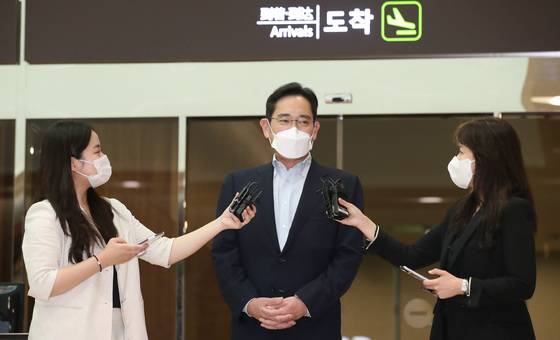 이재용 삼성전자 부회장이 18일 서울김포비즈니스항공센터(SGBAC)에서 유럽 출장을 마치고 귀국하며 취재진의 질문에 답하고 있다./사진=뉴스1