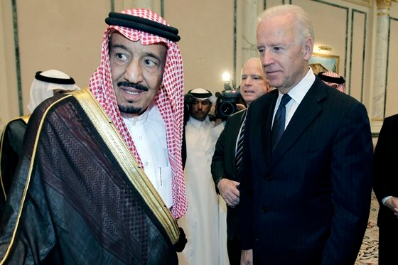 조 바이든 미국 대통령(오른쪽)이 부통령이던 2011년 사우디아라비아를 방문해 당시 왕세자였던 살만 빈 압둘아지즈 현 국왕(왼쪽)과 만났다. /ⓒAP=뉴시스