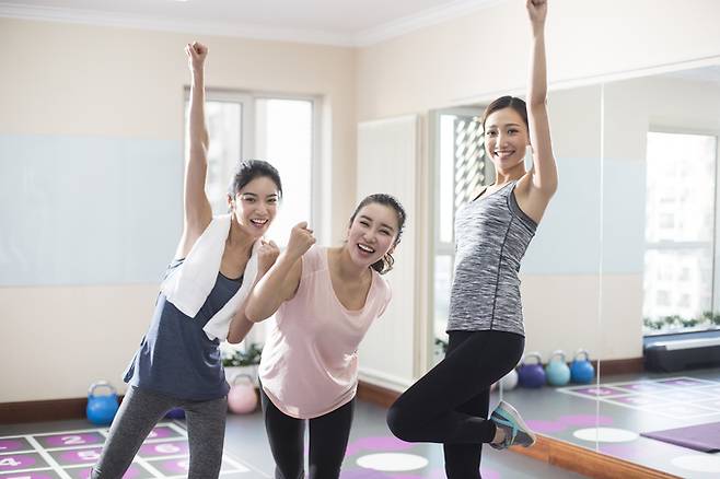 최근 건강을 즐겁게 관리한다는 이른바 ‘헬시 플레저’가 새로운 트렌드로 떠오르면서 업계가 이와 관련된 상품을 잇따라 내놓고 있다. 게티이미지뱅크