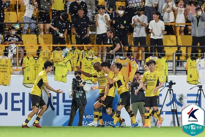 박인혁의 선제골에 기뻐하는 전남 선수들 [한국프로축구연맹 제공. 재판매 및 DB 금지]