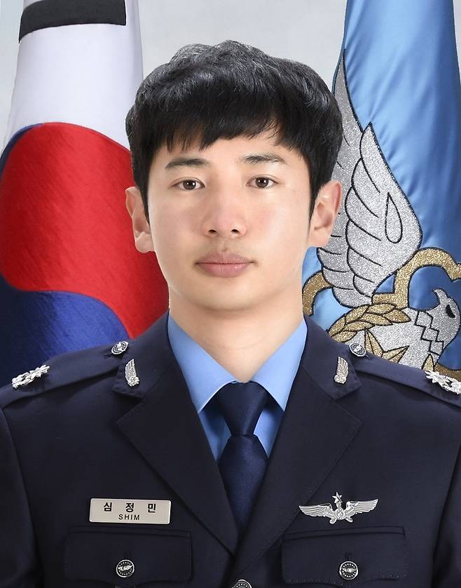 조종사 고 심정민 소령 (서울=연합뉴스) 임무 수행을 위해 기지를 이륙하던 중 추락한 공군 F-5E 전투기의 조종사가 탈출할 시간이 있었음에도 민가를 피하려고 끝까지 조종간을 놓지 않았던 것으로 알려졌다.
    13일 공군에 따르면 조종사 고(故) 심정민(29) 소령은 지난 11일 기체 추락 당시 민가의 피해를 막고자 죽음의 순간까지 조종간을 놓지 않고 사투를 벌였던 정황이 사고 조사에서 드러났다. 사진은 순직한 고 심정민 소령. 2022.1.13 
    [공군 제공. 재판매 및 DB 금지] photo@yna.co.kr