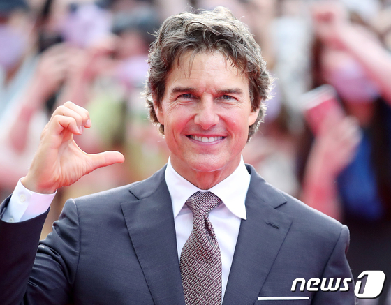 Seoul=) = Hollywood Actor Tom Cruise attends the Red Carpet event in the movie Top Gun: Maverick (director Joseph Kosinski) at the Jamsil Lotte World Tower in Songpa-gu, Seoul on the afternoon of the 19th, and has a good time with fans.Top Gun: Maverick is a follow-up to Top Gun, which was released in 1986.The legendary Fighter aircraft pilot Maverick Pete Mitchell draws a story about his return to the pilot training institution Top Gun.Alongside Cruz, it stars Miles Teller, Jennifer Connolly, Glen Powell, Jay Ellis Greg Tarzan Davis, and others; directed by Joseph Kosinski; 2022.6.19