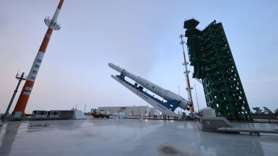 지난 16일 전남 고흥군 나로우주센터에서 한국형 발사체 누리호(KSLV-Ⅱ)가 다시 조립동으로 이송되기 위해 발사대에서 내려지고 있다. [이미지출처=연합뉴스]