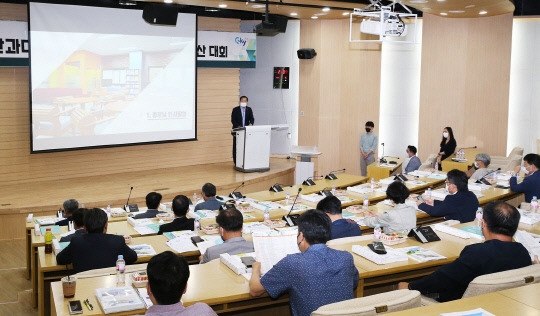 공주대학교(총장 원성수)는 학내 취업분위기 확산을 위한 단과대학별 진로·취업 지도 전략 보고 대회를 열어 학생들의 취업난 해소를 위해 발벗고 나선다. 사진=공주대 제공