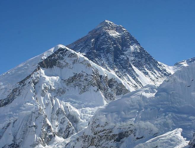 중국과 네팔의 국경에 위치한 세계 최고봉 에베레스트의 높이가 m로 정해졌다. 위키피디아 제공