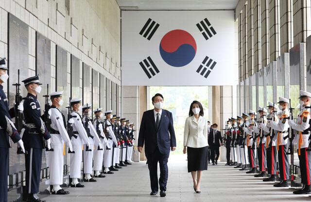 윤석열 대통령과 김건희 여사가 17일 서울 용산구 전쟁기념관에서 열린 국가유공자ㆍ보훈가족 초청 오찬에 앞서 전사자 명비 앞을 지나고 있다. 연합뉴스