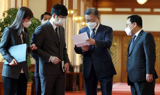 지난 5월 4일 문재인 당시 대통령이 청와대 본관에서 열린 백서 발간 기념 국정과제위원회 초청 오찬에 참석하며 탁현민 의전비서관에게 보고받고 있다. 청와대사진기자단