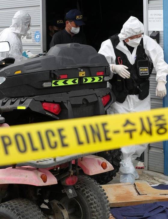 전북경찰청 과학수사계 직원들이 지난 17일 전북 정읍시 북면 한 상점에서 현장 감식을 하고 있다. A씨(49)는 전날 오후 5시40분쯤 이 상점 창고에서 전처 B씨(41·여)와 옛 처남댁(39·여)을 흉기로 수차례 찔러 살해한 혐의로 구속됐다. 현장에 함께 있던 처남(39)도 흉기에 찔려 중태다. 뉴스1