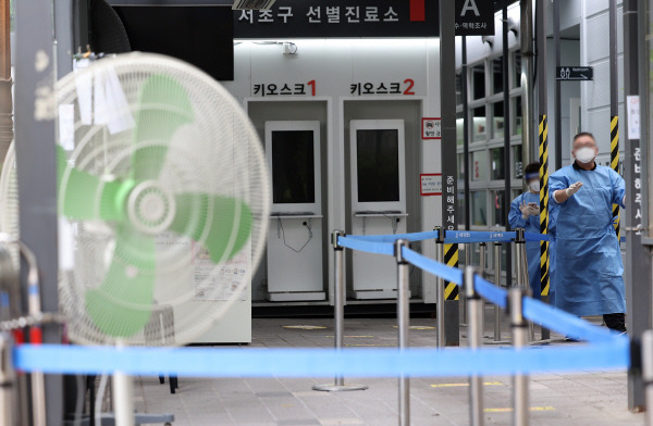 17일 서울 서초구 보건소 선별진료소. [사진 = 연합뉴스]