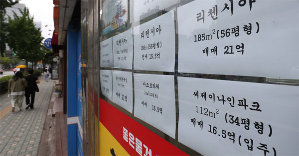 수도권 부동산시장에 역대급 거래 한파가 지속되는 가운데 19일 오후 서울시 용산구 한강로동 일대 한 부동산 중개업소에 매매·전세 매물을 소개하는 안내 문구가 붙어 있다.  [한주형 기자]