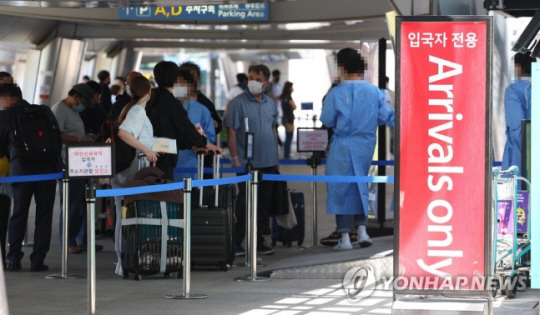 지난달 26일 인천국제공항 제1터미널 입국자 PCR 검사 센터 앞에 입국자들이 검사를 기다리고 있다. 최근 정부는 원숭이두창 관련 발생 국가 방문 입국객을 대상으로 발열체크 및 건강상태 질문서를 받고 있으며 국내 유입 방지를 위한 감시를 강화하겠다고 밝힌 바 있다. 연합뉴스