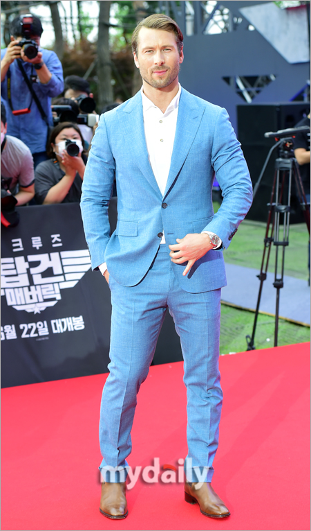 Hollywood Actor Tom Cruise attended the top gun maverick Red Carpet event held at the outdoor plaza of Lotte World Tower in Jamsil, Seoul on the afternoon of the 19th.The top gun maverick team will start with the 10th inning of their career, starting with Jerry Brookheimer, Miles Teller, Glen John Powell, Jay Ellis and Greg Tarzan Davis, starting with Red Carpet.