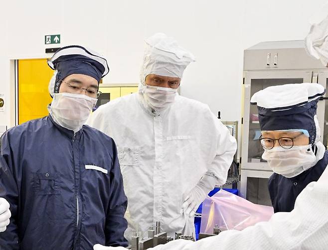 이재용(맨 왼쪽) 삼성전자 부회장이 네덜란드의 ASML 본사에서 첨단 반도체 장비 기술을 살펴보는 모습. [삼성전자 제공]