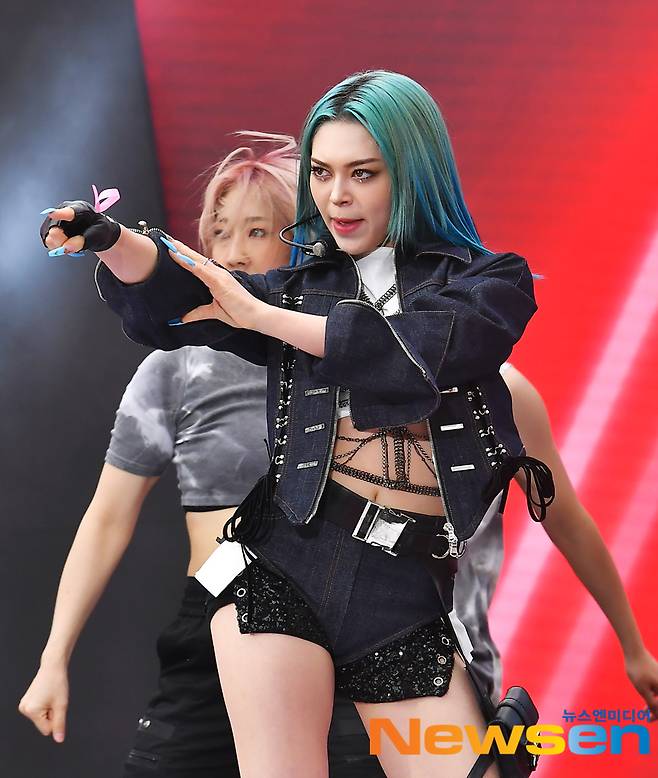 On the afternoon of June 19, the Red Carpet event in the movie Top Gun: Maverick was held at the outdoor plaza of Lotte World Tower in Songpa-gu, Seoul.Singer Aleksa performs a celebration on the day.
