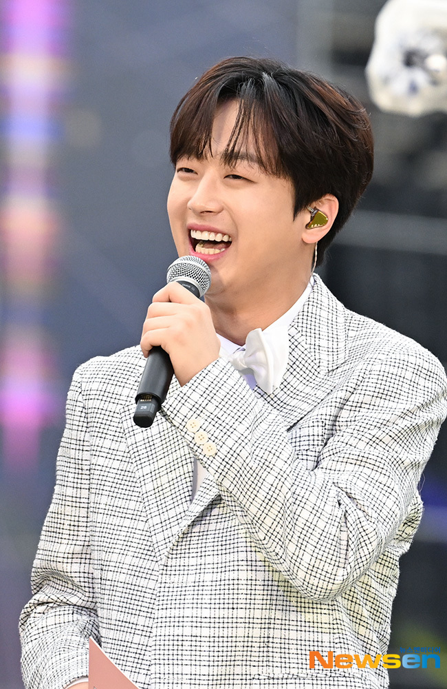 Singer Lee Chan-won was the 28th Dream Concert Mr. at Jamsil Olympic Stadium in Songpa-gu, Seoul, on the afternoon of June 19.Trot (2022 Dream concert Mr. Trot) is smiling as he takes the lead on this stage.