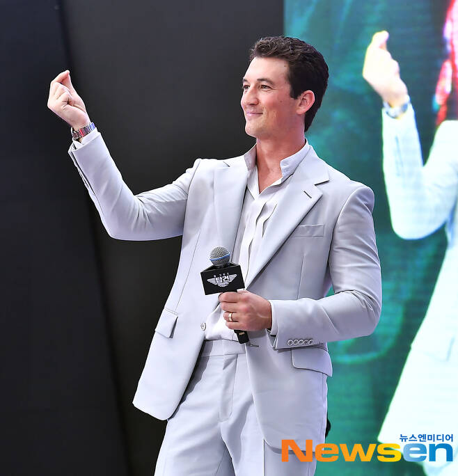 On the afternoon of June 19, the Red Carpet event in the movie Top Gun: Maverick was held at the outdoor plaza of Lotte World Tower in Songpa-gu, Seoul.Actor Tom Cruise, Jerry Brookheimer, Miles Teller, Glen John Powell, Jay Ellis and Greg Tarzan Davis attended the day.