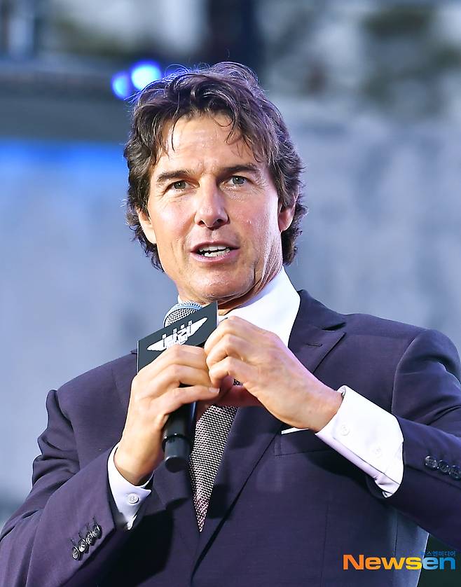On the afternoon of June 19, the Red Carpet event in the movie Top Gun: Maverick was held at the outdoor plaza of Lotte World Tower in Songpa-gu, Seoul.Actors Tom Cruise, Jerry Brookheimer, Miles Teller, Glen John Powell, Jay Ellis and Greg Tarzan Davis attended the ceremony.