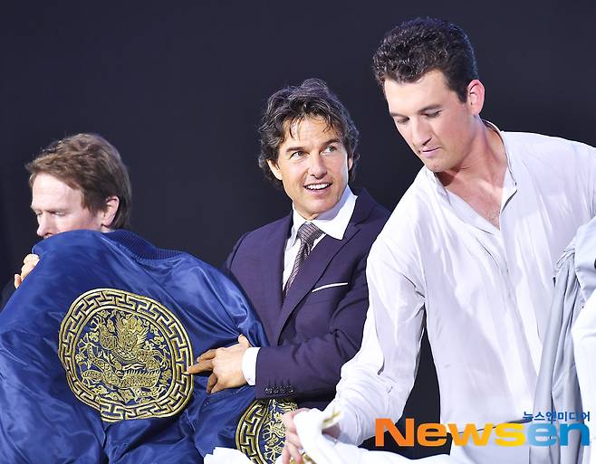 On the afternoon of June 19, the Red Carpet event in the movie Top Gun: Maverick was held at the outdoor plaza of Lotte World Tower in Songpa-gu, Seoul.Actors Tom Cruise, Jerry Brookheimer, Miles Teller, Glen John Powell, Jay Ellis and Greg Tarzan Davis attended the ceremony.