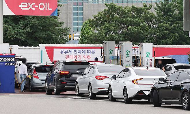 19일 오후 경기도 용인시 경부고속도로 부산방향 기흥휴게소 주유소에서 차량이 주유를 위해 줄을 서 있다. 연합뉴스