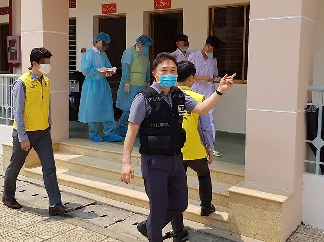 천현길 경정이 2020년 3월 코로나19로 베트남에 격리된 한국인을 지원하는 신속대응팀에서 근무하는 모습. [천 경정 제공. 재판매 및 DB 금지]