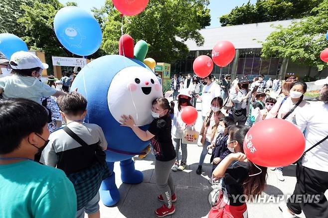 어린이날 만끽하는 광주 고려인마을 아이들과 우크라이나 피란민 아동 [연합뉴스 자료사진]