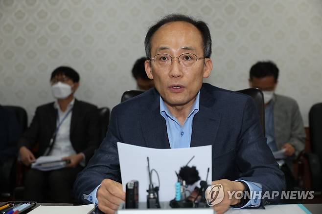 비상경제장관회의 주재하는 추경호 부총리 (서울=연합뉴스) 김승두 기자 = 추경호 부총리 겸 기획재정부 장관이 휴일인 19일 정부서울청사에서 제1차 비상경제장관회의를 주재하고 있다. 2022.6.19 kimsdoo@yna.co.kr