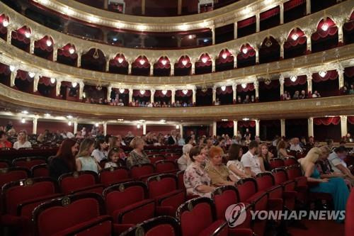 17일 공연이 재개된 우크라이나 최대 항구도시 오데사의 오페라 극장을 채운 관객들 [AFP 연합뉴스 자료사진. 재판매 및 DB 금지]