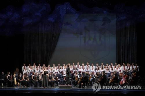 17일 공연이 재개된 우크라이나 오데사 오페라극장 무대에 선 예술가들 [AFP 연합뉴스 자료사진. 재판매 및 DB 금지]