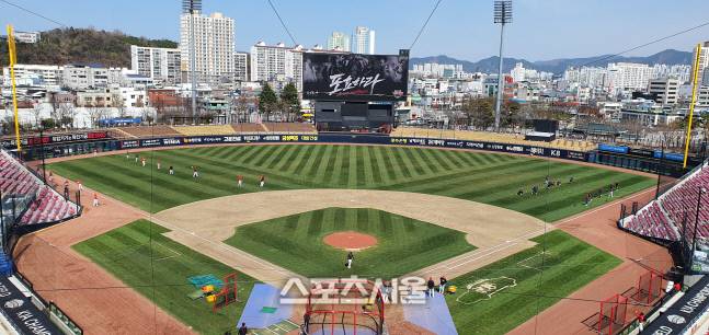 훈련 중인 광주-KIA 챔피언스필드 전경. 광주 | 장강훈기자 zzang@sportsseoul.com