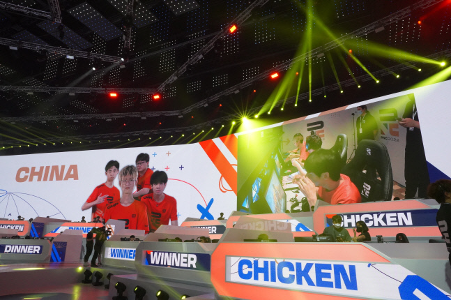 온라인으로 ‘PNC 2022’에 참가한 중국 대표 팀이 지난 19일 대회 마지막 날 3라운드에서 대회 첫 치킨을 먹었다.  제공 | 크래프톤