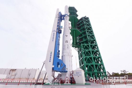 순수 국내 기술로 설계 및 제작된 한국형 발사체 누리호(KSLV-Ⅱ) 2차 발사일을 하루 앞둔 20일 누리호가 전남 고흥군 나로우주센터 발사대에 기립해 있다. 한국항공우주연구원 제공