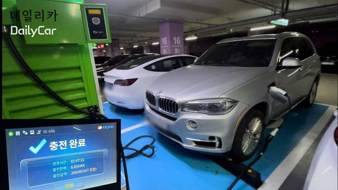 고려대학교 내 전기차 급속충전소에서 BMW X5 PHEV 차량이 젠더를 활용해 충전한 모습. 이 차량은 1시간47분 넘게 6㎾h의 전력만 충전했고 충전 비용은 2000원이 나왔다. 해당 차량은 고려대에 정식 등록된 차량이었다.