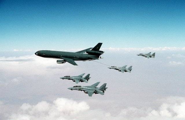 비행하는 ‘F-14A 톰캣’ 사진출처 미 해군