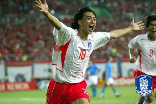 안정환이 2002년 한일월드컵 16강전 이탈리아전에서 골든골을 터트린 후 환호하고 있다. /사진=대한축구협회 제공