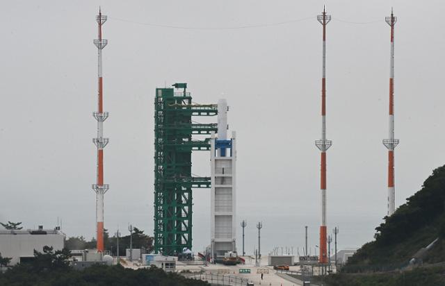 순수 국내 기술로 설계 및 제작된 한국형 발사체 누리호(KSLV-Ⅱ) 2차 발사일을 하루 앞둔 20일 누리호가 전남 고흥군 나로우주센터 발사대에 기립해 있다. 고흥=사진공동취재단