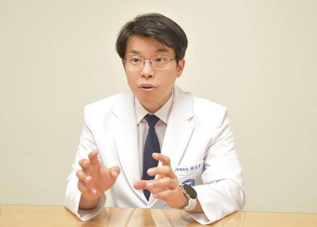 최성훈 한양대병원 정형외과 교수는 "잘못된 자세로 목에 통증이 생길 때 중추신경과 말초신경 가운데어느 신경이 눌리느냐에 따라 치료법도 달라진다"고 했다. 한양대병원 제공