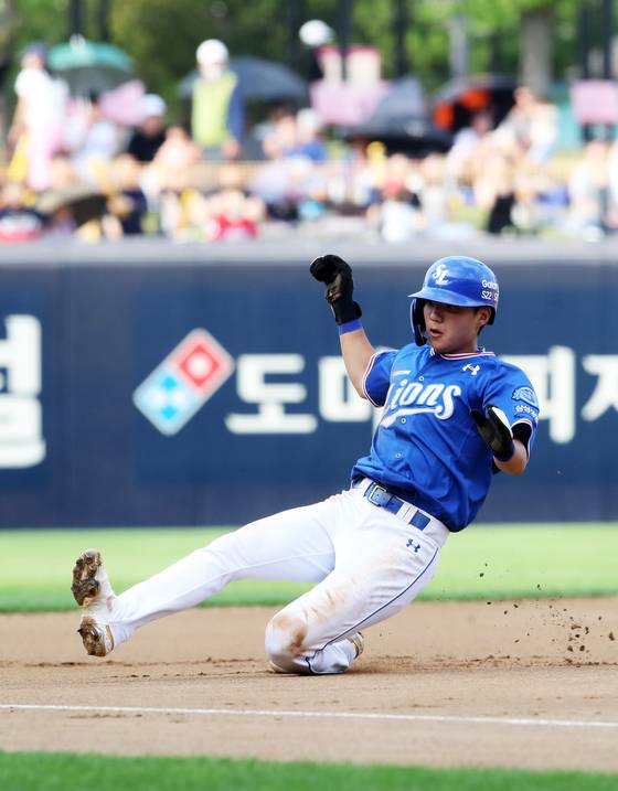 지난 19일 KIA 타이거즈전에서 3루로 슬라이딩하고 있는 김현준. 삼성 라이온즈 제공