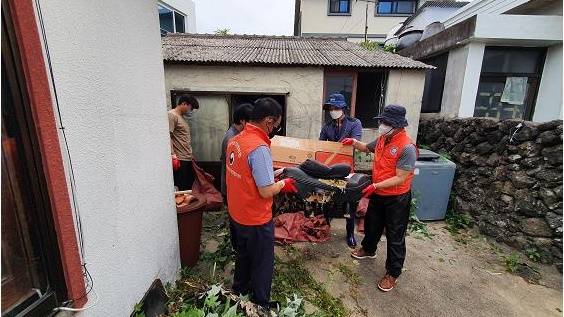 제주보호관찰소와 보호관찰위원협의회 위원들이 오늘(20일) 환경 정비를 실시하는 모습.