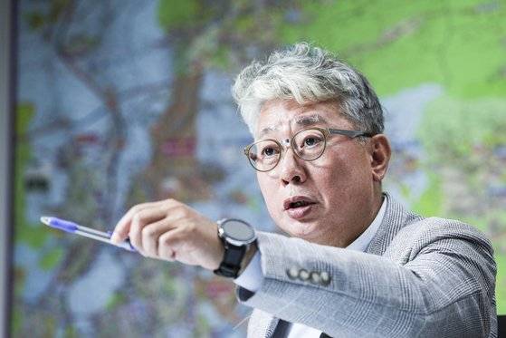 조응천 더불어민주당 의원이 16일 오후 서울 여의도 국회 의원회관에서 중앙일보와 인터뷰하고 있다. 김경록 기자